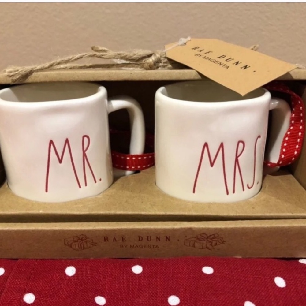 Mr Mrs ornament set